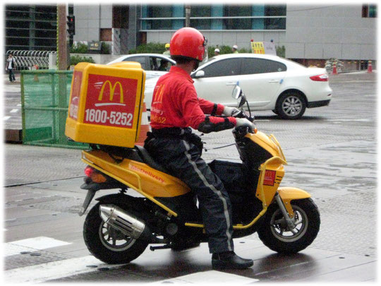 photo-about-a-mc-donalds-delivery-service-picture-was-taken-in-seoul-at-the-gangnam-area-bild-von-einem-mcdonals-lieferservice-in-sudkorea-essen-to-go-und-fast-food-auf-radern
